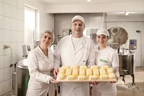 Podjedovi – Vika, Franci in Teja s pladnjem surovega masla v rokah / Foto: arhiv Mlekarstva Podjed / Foto: 