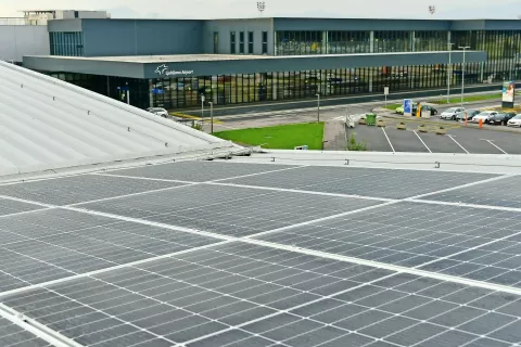 Fotovoltaična elektrarna na brniškem letališču / Foto: Peter Irman / Foto: 