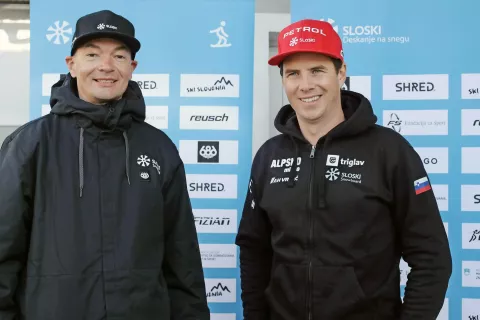 Žan Košir (desno) in trener Izidor Šušteršič že pogledujeta proti 8. februarju 2022, dnevu, ko bo na olimpijskih igrah v Pekingu na sporedu paralelni veleslalom. / Foto: Gorazd Kavčič / Foto: 