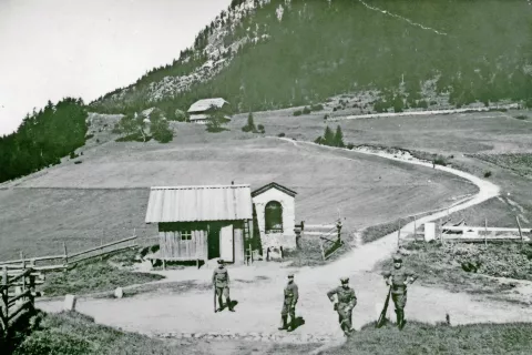 Graničarji Kraljevine Jugoslavije na Jezerskem sedlu / Foto: Gorenjski muzej Kranj / Foto: 
