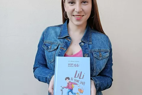 Ema Debenec Mlakar s svojim knjižnim prvencem / Foto: osebni arhiv / Foto: 