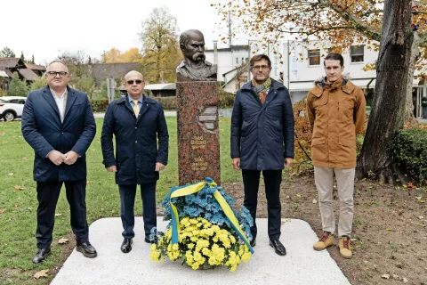 Ob odkritju kipa Tarasu Ševčenku: častni konzul Sandi Brezovnik, veleposlanik Mihajlo Brodovič, župan Matjaž Rakovec in podžupan Janez Černe / Foto: Luka Kotnik (Mediaspeed) / Foto: 