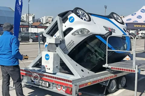 Simulator Vrtavček je naprava za prikaz pravilne uporabe varnostnega pasu in ga lahko preizkusite na preventivnih akcijah. / Foto: 