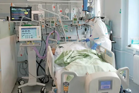 Za celovito obvladovanje zdajšnjega stanja na terenu sta bili vzpostavljeni koordinacija in mobilizacija celotnega zdravstvenega sistema: javnih zdravstvenih zavodov, koncesionarjev in zasebnikov. Posnetek je iz jeseniške bolnišnice. / Foto: Gorazd Kavčič / Foto: 