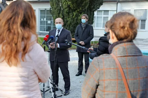 Minister za zdravje Janez Poklukar in direktor Klinike Golnik Aleš Rozman sta predstavila po ministrovih besedah kritične razmere v bolnišnicah. / Foto: Gorazd Kavčič / Foto: 