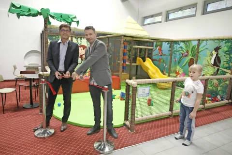 Mini center sta odprla kranjski župan Matjaž Rakovec in investitor Aco Trampuž. / Foto: Gorazd Kavčič / Foto: 