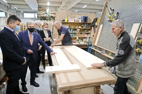 Z direktorjem podjetja LIP Pohištvo Nikom Ravnikom so si nove proizvodne prostore ogledali direktor direktorata za lesarstvo Danilo Anton Ranc, župan Bohinja Jože Sodja in državna sekretarka Polona Rifelj. / Foto: Gorazd Kavčič / Foto: 