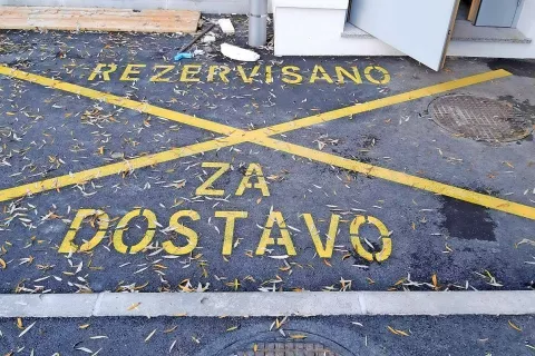 Napis pred novim vrtcem v Bitnjah, zaradi katerega se nekateri v zadnjih dneh nasmihajo, drugi pa zgražajo / Foto: bralec / Foto: 