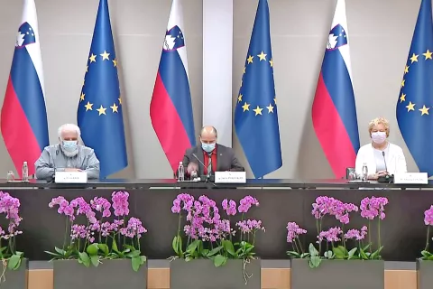 Od leve: Milan Krek, Janez Poklukar in Mateja Logar / Foto: posnetek zaslona / Foto: 