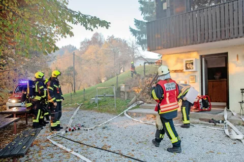 Zagorelo je v brunarici, požar se je razširil še na okoliški gozd. / Foto: Peter Košenina / Foto: 