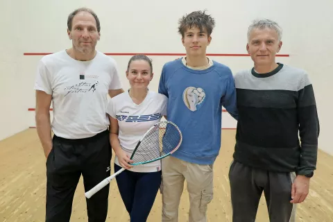 V Squash klubu Škofja Loka so primat najprej prevzeli med mladinci, nato tudi med člani. Brat in sestra Luka in Nina Kustec sta aktualna državna prvaka. Na fotografiji z očetom Gregorjem Kustecem (desno), ki je tudi predsednik kluba in zveze, ter trenerjem Goranom Vučkovičem. /Foto: Maja Bertoncelj / Foto: 