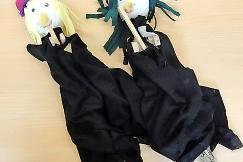 V likovni ustvarjalnici so izdelali čarovnice na metlah z gibljivimi rokami in svetlečimi očmi. / Foto: arhiv šole / Foto: 