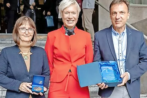 Dr. Marta Klanjšek Gunde, mag. Karin Žvokelj, v. d. direktorja Urada RS za intelektualno lastnino, in dr. Simon Mandelj iz GEM motors / Foto: Marjan Verč / Foto: 