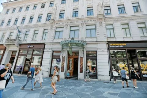Stavba nekdanje Mestne hranilnice ljubljanske, danes pa je v njej Muzej bančništva Slovenije Bankarium / Foto: Tina Dokl / Foto: 