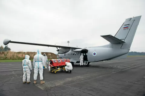 Na vojaškem delu Letališča Jožeta Pučnika je potekala predstavitev zmogljivosti vojaške strateške medicinske evakuacije covidnega bolnika. / Foto: Primož Pičulin / Foto: 