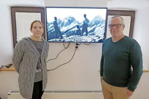 Na razstavi z naslovom Janko Ravnik – Anja Poštrak, vodja Muzeja Tomaža Godca, in Bojan Traven, pobudnik in soavtor razstave / Foto: Igor Kavčič / Foto: 