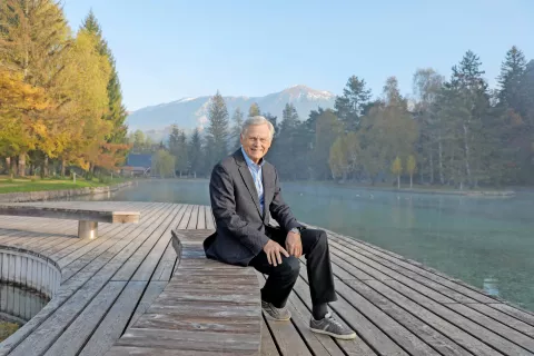 Zlatko Kavčič: »V javnem življenju občine in Lesc sem na različne načine prisoten pol stoletja. Nabral sem si veliko izkušenj. Na vodilne politične funkcije ne bom več kandidiral. Sedaj me zanima predvsem to, kaj lahko naredimo za skupno dobro brez političnega prestiža in delitve na naše in vaše.« / Foto: Tina Dokl / Foto: 