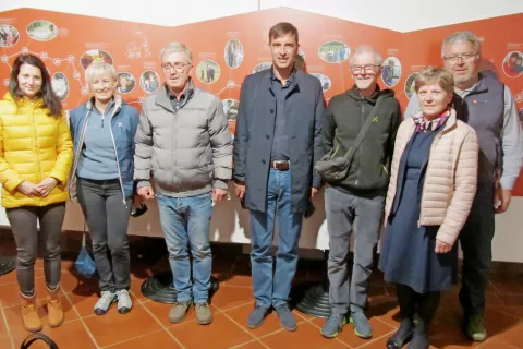 Saša Mesec, Nives Meroi, Rudi Barthalot, Blaž Račič, Roman Benet, Irena Lačen - Benedičič in Janez Hrovat (od leve) po odprtju razstave v Beneški palači v Naborjetu / Foto: 