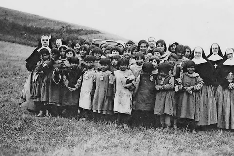 Skupina staroselskih otrok in njihovih varuhov v misijonu Marieval, provinca Saskatchewan, Kanada. Bog ve, kaj se je zgodilo z njimi? / Foto: Wikipedija / Foto: 