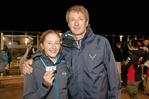 Iztok Čop s hčerko Ruby. Na evropskem mladinskem prvenstvu v veslanju je osvojila srebrno medaljo. / Foto: Primož Pičulin / Foto: 
