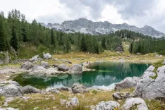 Dvojno jezero v Dolini Triglavskih jezer zaradi porasta obiska v slovenskih gorah in nezadostnega čiščenja odpadnih voda ni več neokrnjeno. / Foto: Samo Kham