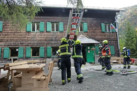 Večina planinskih objektov je lesenih in zato hitro vnetljivih. / Foto: Gorazd Kavčič / Foto: 