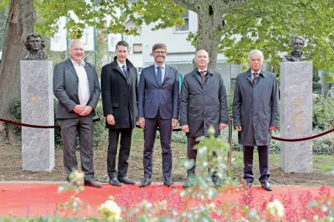 Med velikima literatoma Francetom Prešernom in Mihailom Jurjevičem Lermontovom kranjska podžupana Robert Nograšek in Janez Černe, župan Matjaž Rakovec ter veleposlanik Ruske federacije v Sloveniji Timur Ejvazov in častni konzul Ruske federacije v Sloveniji Danilo Duraković / Foto: Tina Dokl / Foto: 