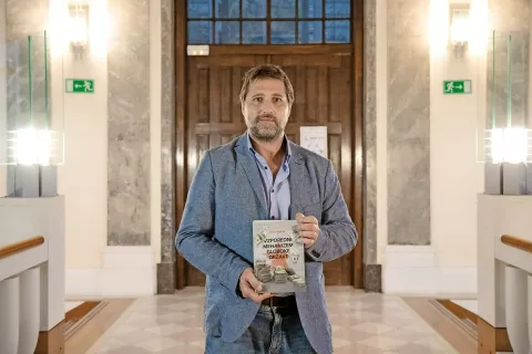 Rado Pezdir v knjigi tudi razkriva, kam so izginile milijarde zaradi delovanja udbaškega tranzicijskega omrežja. /Foto: Primož Pičulin / Foto: 