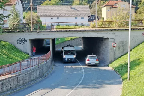 Obstoječi podvoz z dvojnim ovinkom pri Tekstilindusu je za tovornjake neprimeren. /Foto: Simon Šubic / Foto: 