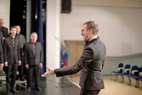 »Nastopiti s takim koncertnim programom je priložnost, ki najbrž pride le enkrat v življenju,« je prepričan dirigent APZ France Prešeren Erik Šmid. / Foto: osebni arhiv / Foto: 