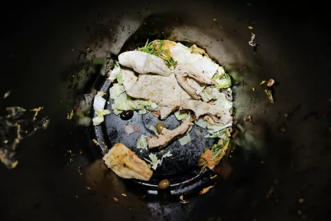 Ob mednarodnem dnevu ozaveščanja o izgubah hrane in odpadni hrani tako javnost kot zasebni sektor spodbujajo k ukrepanju za zmanjšanje izgub hrane in količine odpadne hrane. / Foto: Primož Pičulin / Foto: 