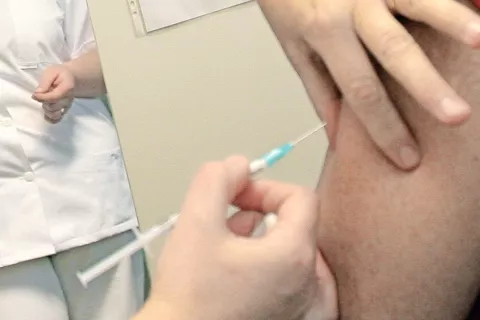 Zaščita se vzpostavi približno dva tedna po cepljenju proti gripi. / Foto: Tina Dokl / Foto: 