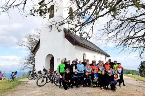 Kolesarji pri cerkvi sv. Jakoba na Brezovici pri Medvodah / Foto: arhiv društva / Foto: 