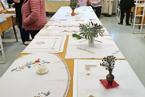 V domu krajanov je bila na ogled razstava ročnih del krožka vezilj Katarine, ob njej pa razstava slikarskih del domačih likovnih ustvarjalcev. / Foto: 