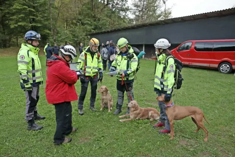 Na mednarodni ekipni preizkušnji vodnikov reševalnih psov Potres 2021 je sodelovalo enajst ekip iz štirih držav. / Foto: Gorazd Kavčič / Foto: 