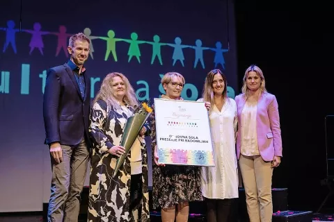 Ravnateljica Nuša Kern (s priznanjem) s sodelavkama, domžalsko podžupanjo mag. Renato Kosec in vodjo domžalske izpostave JSKD Matejem Primožičem / Foto: Alenka Klinar (Občina Domžale) / Foto: 
