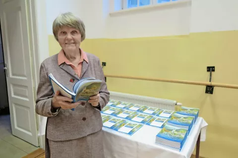 Jožica Koder pravi, da je ta knjiga še posebno dragocena, ker so jo soustvarili prijatelji petja, igre in glasbe, med njimi tudi prijatelji Mata Mežka. / Foto: 