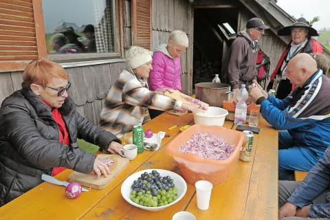 Bajtarji so že v petek popoldne lupili in narezali dvajset kilogramov čebule … / Foto: 