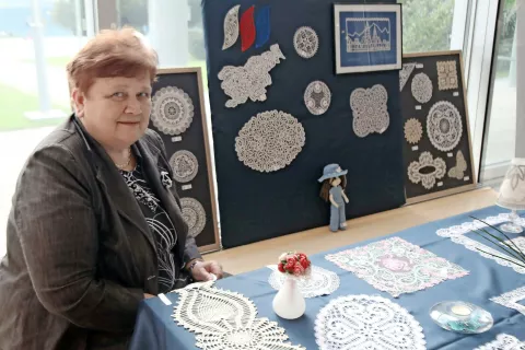 Majda Jančar iz DU Bitnje - Stražišče: članice ustvarjajo čudovite klekljane izdelke. / Foto: Gorazd Kavčič / Foto: 