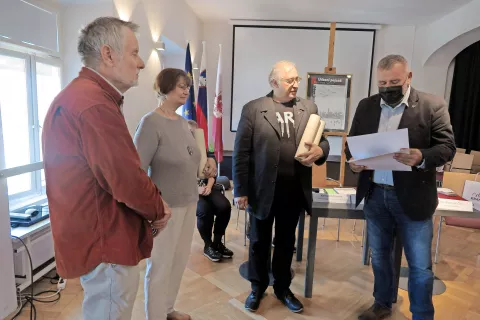 Nina in Rok Zelenko sta iz rok predsednika ZDSLU Zorana Pozniča prevzela nagrado za življenjsko delo za družino Zelenko. / Foto: 