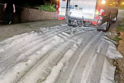 V Drulovki ni padal sneg, temveč velika količina sodre. / Foto: GARS Kranj / Foto: 