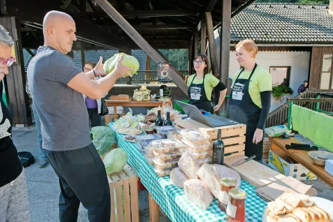 Na tržnici so ponudili tudi zaloško zelje, ki pa je kot običajno hitro pošlo. / Foto: Primož Pičulin / Foto: 