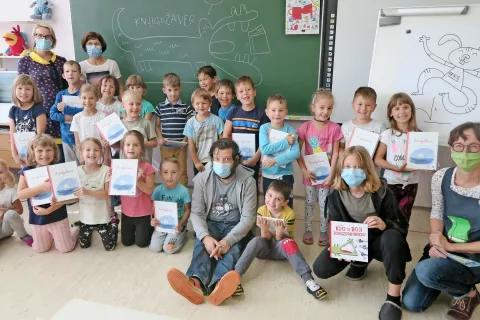 Učence Osnovne šole Železniki je obiskal pisatelj in ilustrator Ivan Mitrevski. / Foto: arhiv šole / Foto: 