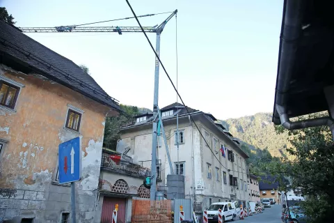 Ta teden so začeli obnavljati streho in ostrešje Klinarjeve hiše v Kropi. Obnovitvena dela bodo predvidoma končana do konca novembra. / Foto: Gorazd Kavčič / Foto: 