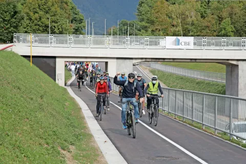 Kolesarji, ki se jim na tradicionalnem izletu ob dnevu brez avtomobila vsako leto pridruži tudi župan Ciril Globočnik, so v sredo simbolično odprli novo kolesarsko povezavo med Lescami in Radovljico. / Foto: Gorazd Kavčič / Foto: 