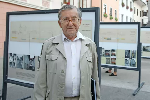 Na Mestnem trgu je na ogled zanimiva ambientalna razstava o prenovi Škofje Loke. Njenega odprtja se je udeležil tudi profesor Peter Fister, katerega dela so predstavljena. / Foto: Gorazd Kavčič / Foto: 