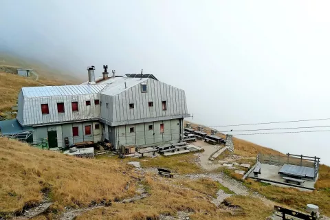 Z državnim denarjem se bo nadaljevala tudi prenova Kamniške koče na Kamniškem sedlu. / Foto: 