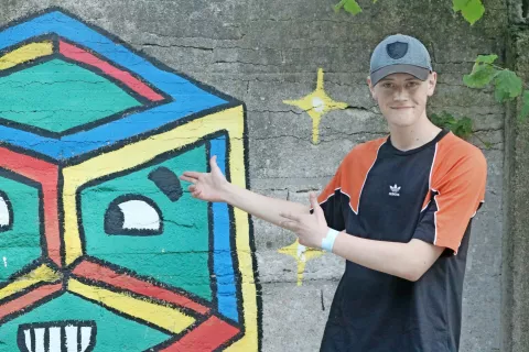 Martin Dan Vidmar rapa v angleščini. Če zapreš oči in prisluhneš njegovemu glasu, si ne predstavljaš visokega in vitkega 18-letnika, temveč profesionalca, ki je že nekaj let na sceni – tako intenzivna je barva njegovega glasu, ki prežema ritmično pripovedovanje zgodbe. / Foto: 