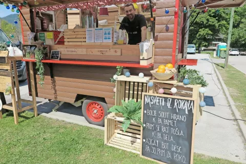 Matej Martel - Režek je v Prikoli ponudil tudi osvežilne napitke na osnovi domačega jabolčnega soka. / Foto: 