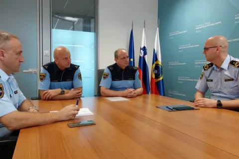 Sprejem policistov, ki sta službovala na Hrva&scaron;kem. Na sliki (z leve): Roman Čoh iz Sektorja za mednarodne policijske operacije v Službi generalnega direktorja policije, Drago Buček iz Policijske postaje Gornji Petrovci, Darko Pavlič iz Postaje letali&scaron;ke policije Brnik in pomočnik generalnega direktorja policije Jože Senica / Foto: Policija